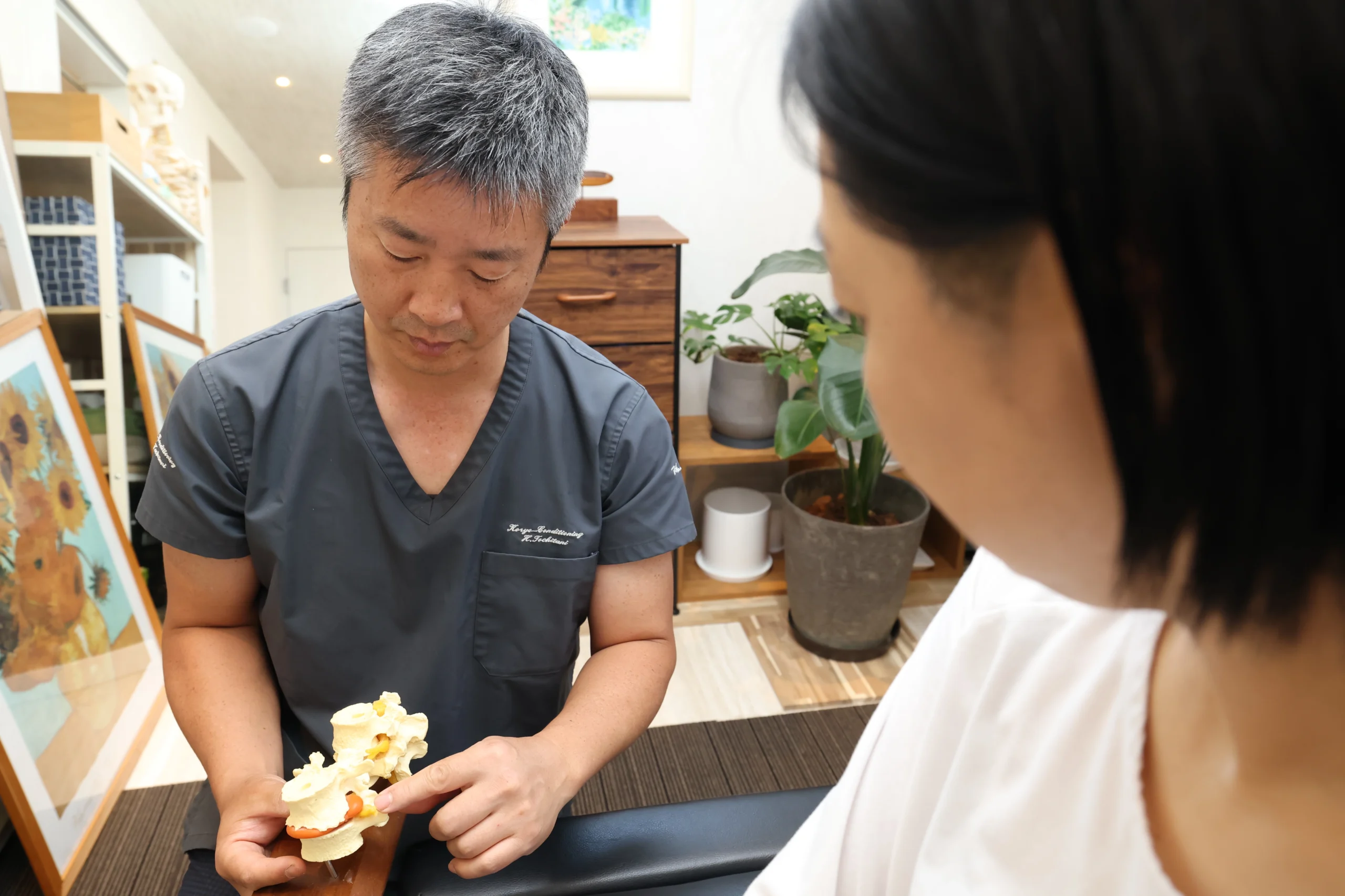 冷えやむくみの背景を身体面から確認する広陵コンディショニングの施術イメージ