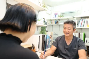 広陵コンディショニングでカウンセリングを行う様子
