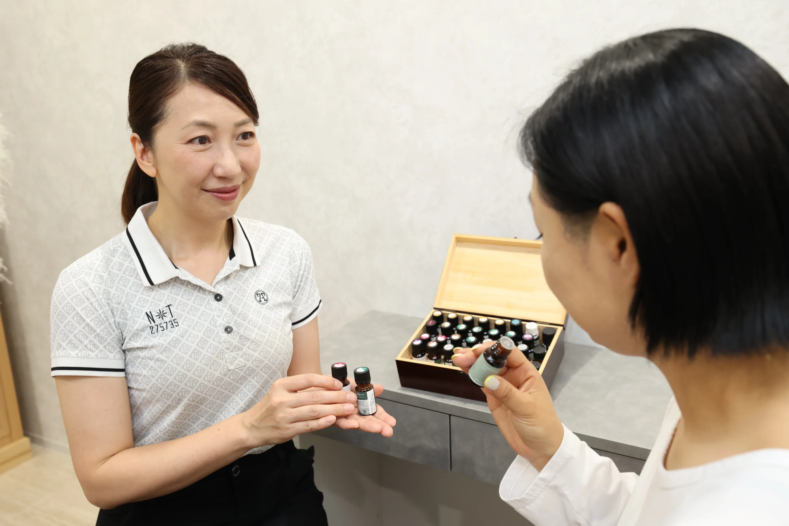 Style Lab.で使用するアロマを選ぶ様子